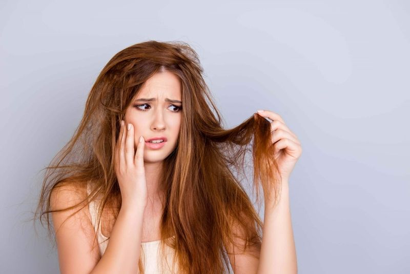 Nguyên Nhân Chính Khiến Tóc Bị Hư Tổn Nặng Nề
